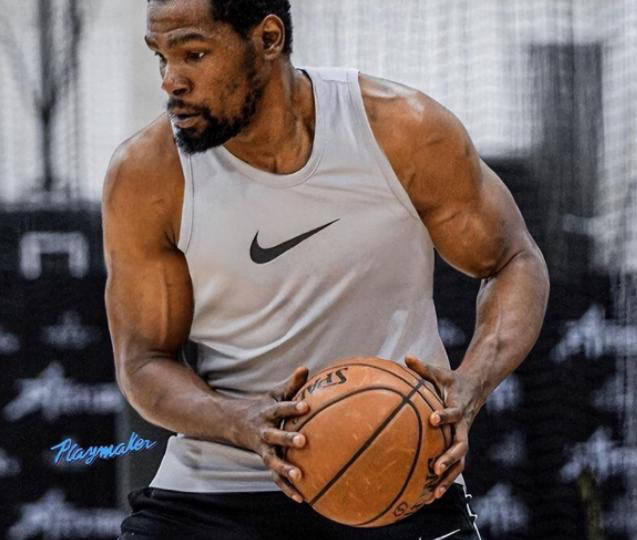 这则是科比退役后的照片,令人惊叹于他的六块腹肌.