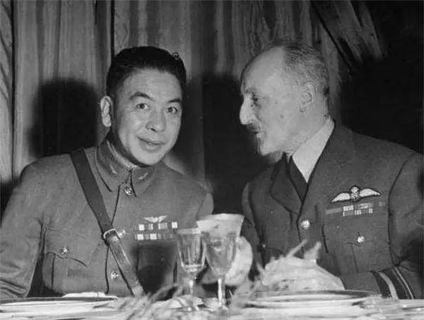 早些年在军统当"二把手"时,一直在戴笠手下默默做事,真是不显山不显水
