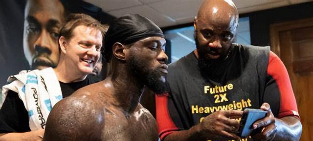 泰森·富里的身材变化让教练感到振奋