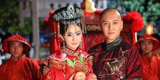 继妃富察氏的女儿,她还有三个亲弟兄弟分别是莽古尔泰,德格类,费扬古