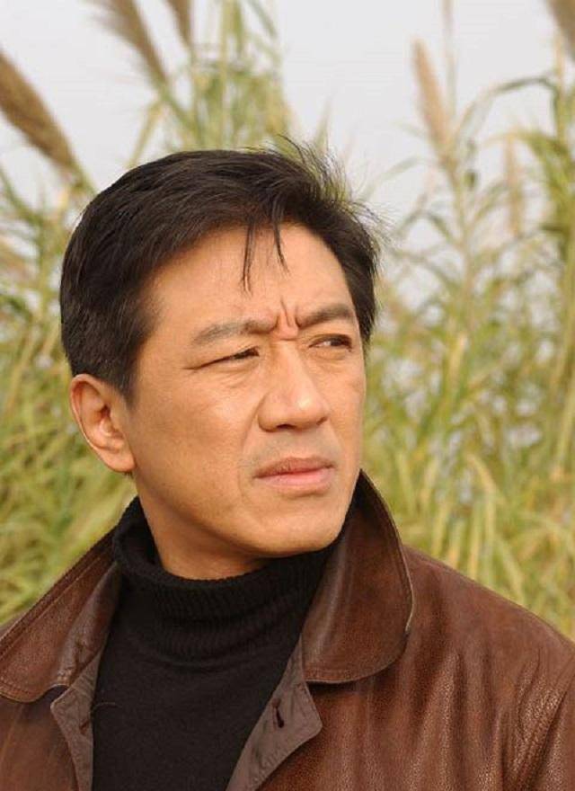 2000年,丁勇岱饰演白宝山走红,坐火车差点被警察误杀