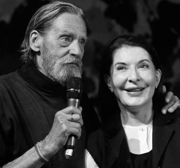 她静坐716小时与1500人对视,如同雕塑,直到前男友出现_阿布拉莫维奇