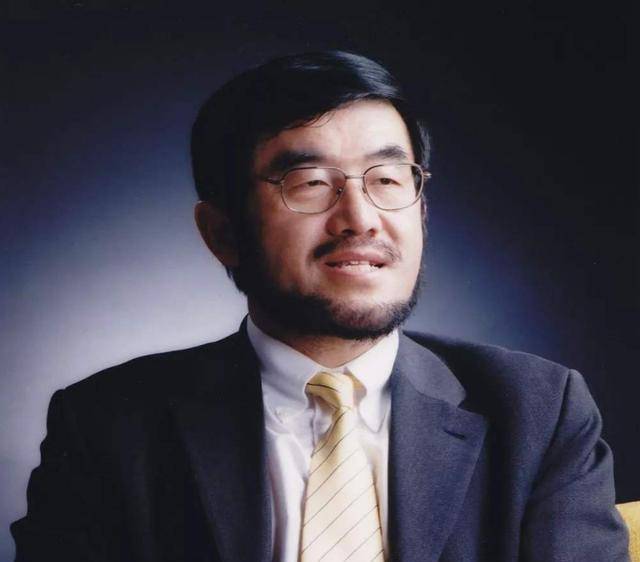 这场商业酒会上,酒桌上的三位大人物分别是马化腾,马