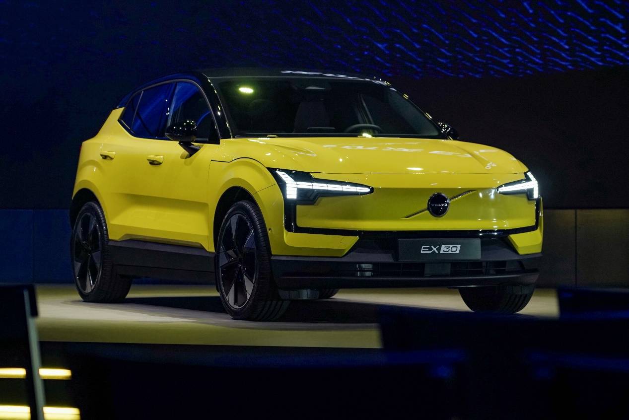 采用"减法美学",前脸是电动车型经典的封闭式设计,中央是沃尔沃熟悉的