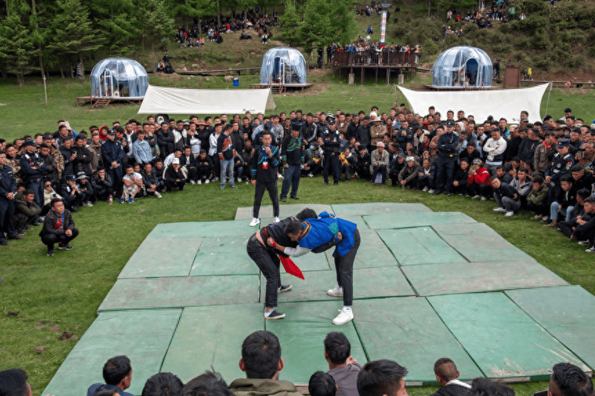 相约黄茅埂第二季举行彝族式摔跤比赛