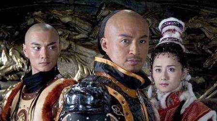 天命十一年,八月十一日(1626年)努尔哈赤病逝,诸阿哥以:帝遗言告后,令