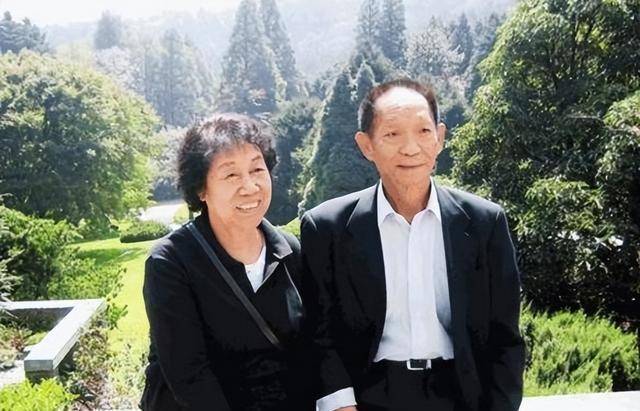 她与袁隆平相识一个月后闪婚,风雨携手相伴57年,如今却天人永隔