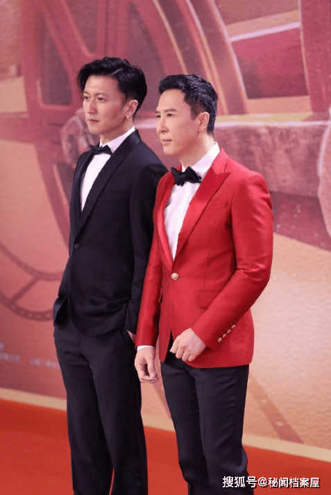 可当甄子丹穿着厚底鞋站在谢霆锋旁边时,谢霆锋仍然看上去要比他高个