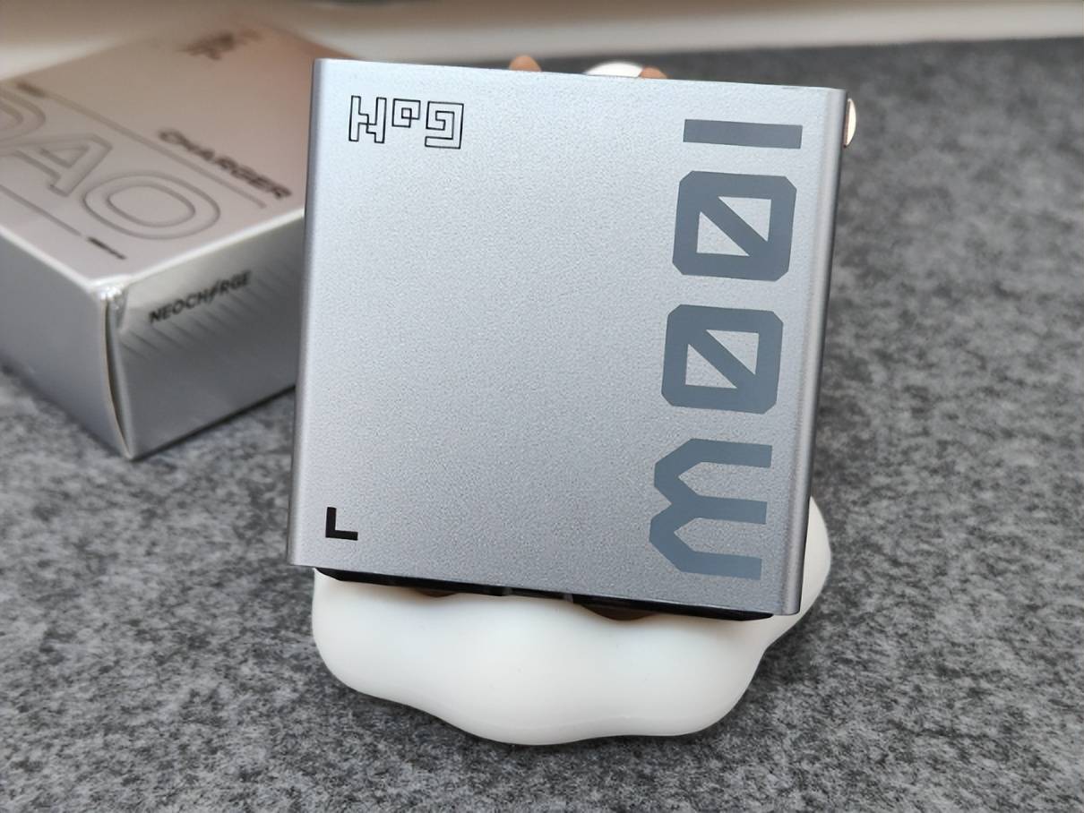 一头三快充,高效又减负,氘锋100w三口氮化镓充电器实测