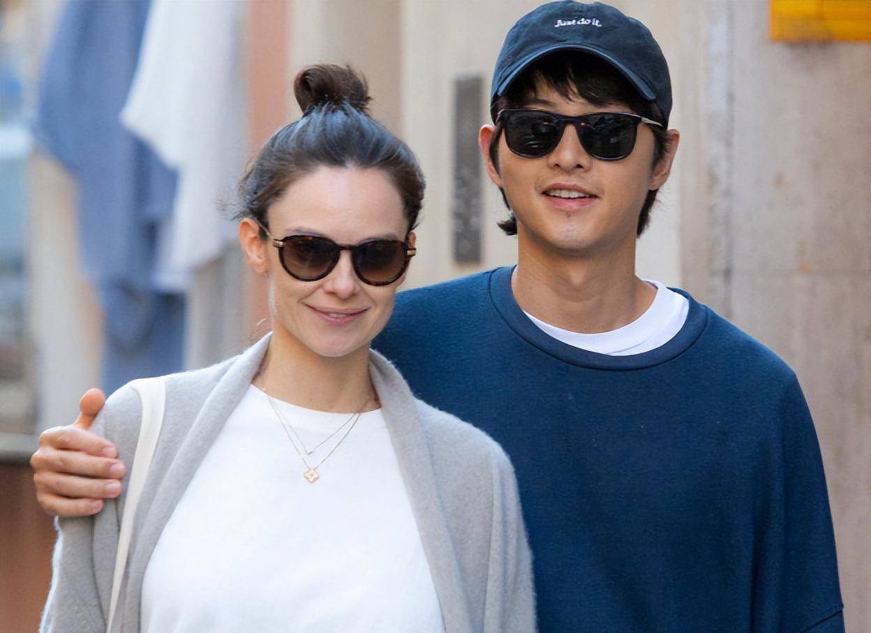 宋仲基一家逛公园,帮妻儿挡镜头满脸温柔,凯蒂牵着狗优雅贵气