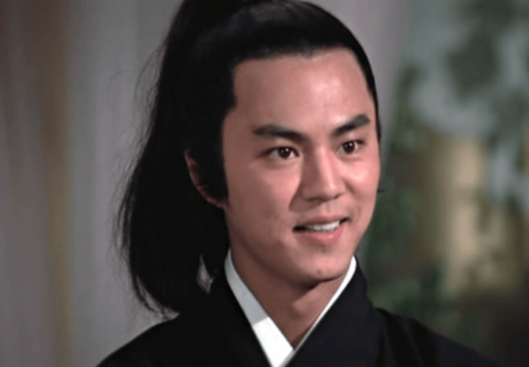 而且他早在1978年就凭借着《冷血十三鹰》拿到了亚洲影帝的殊荣,之后