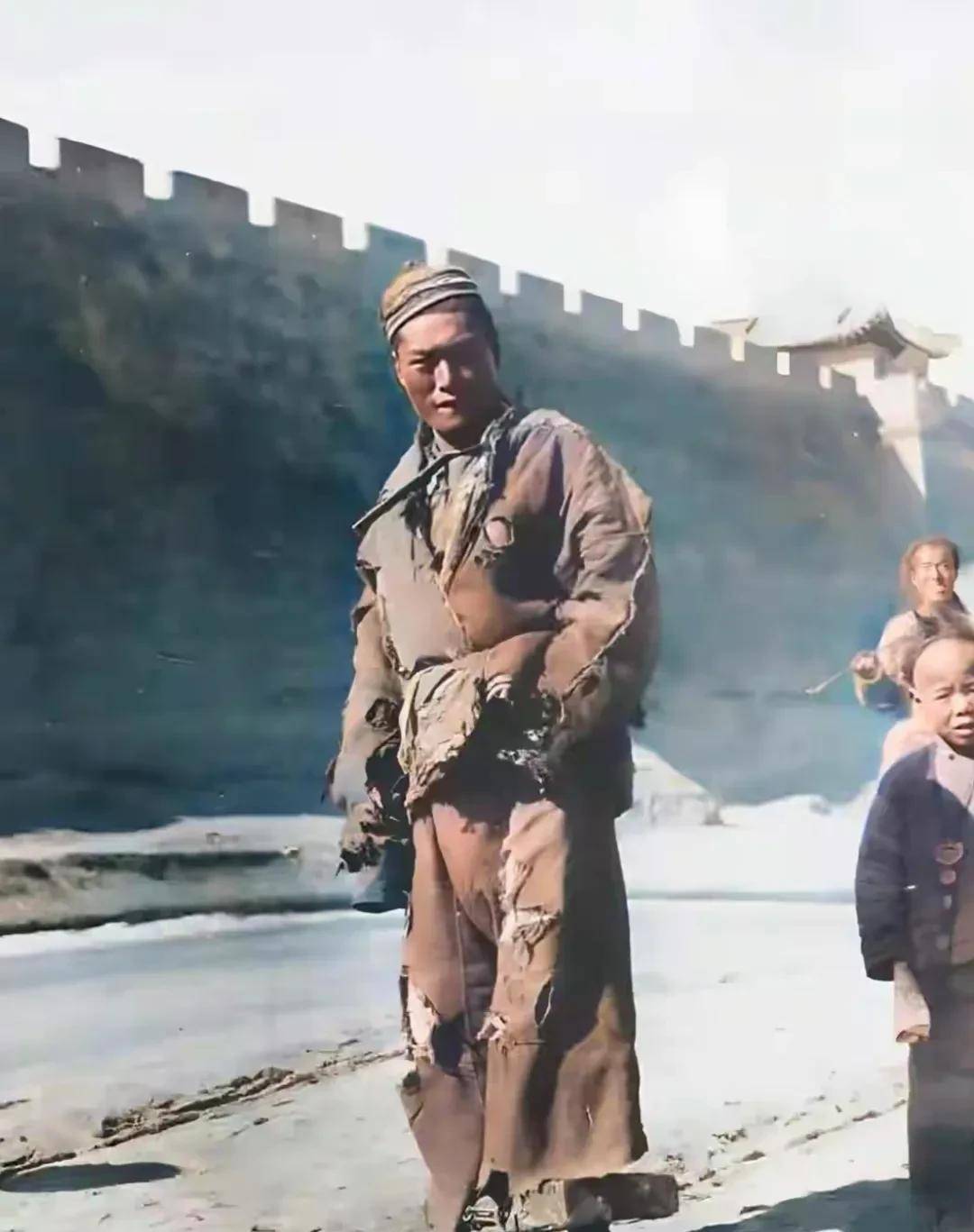 晚清照片:新娘戴竹筐出嫁,清兵在衙门口站岗,小孩在华表下玩耍