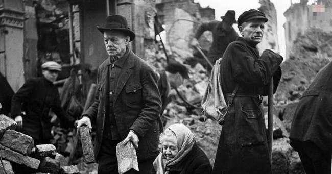 被轰炸后投降的德国,宝贵的一组历史照片