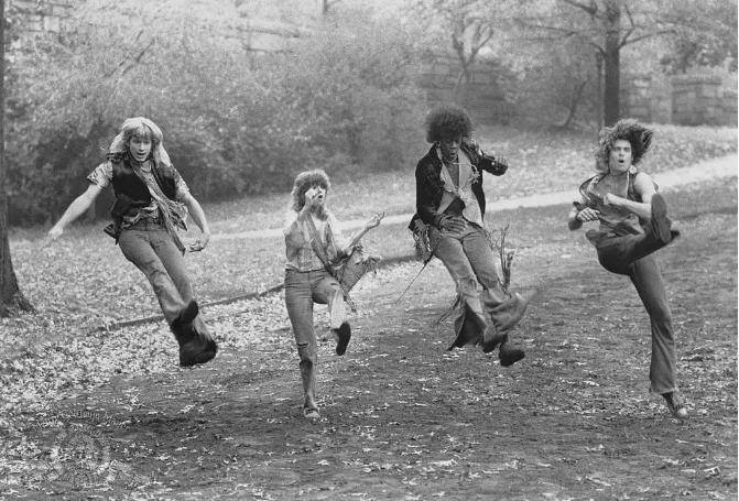 但也一如既往的并不以真正的反战为反战,而是以一种反战败为反战