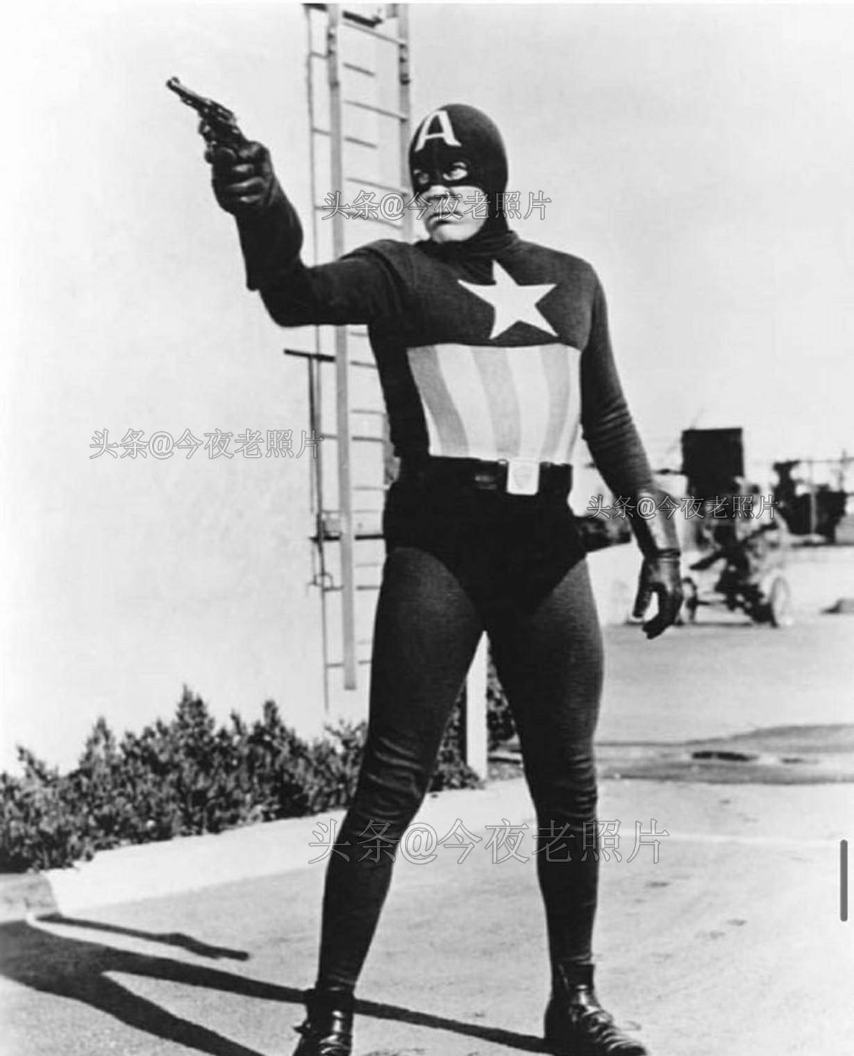 23张颠覆认知的老照片,英军给女人灭虱子,图22梦露扣北极熊的嘴