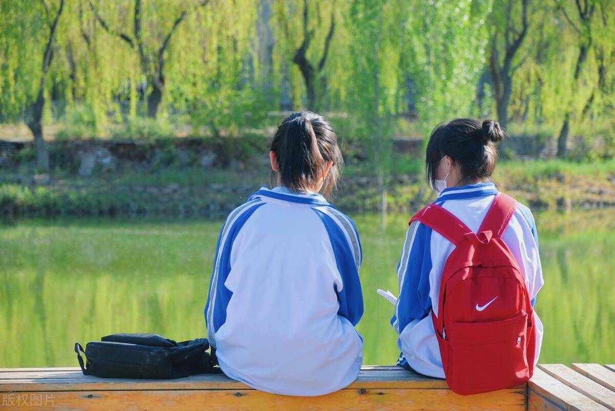 百色校服事件!服装厂老板娘疯狂叫嚣:我百分百保证你孩子读不了