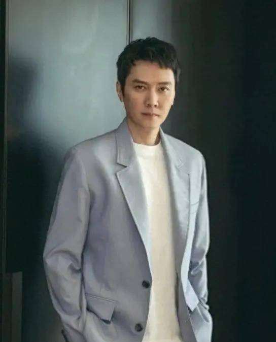 冯绍峰夜会两女,绯闻疑云起,真相何时浮出水面?