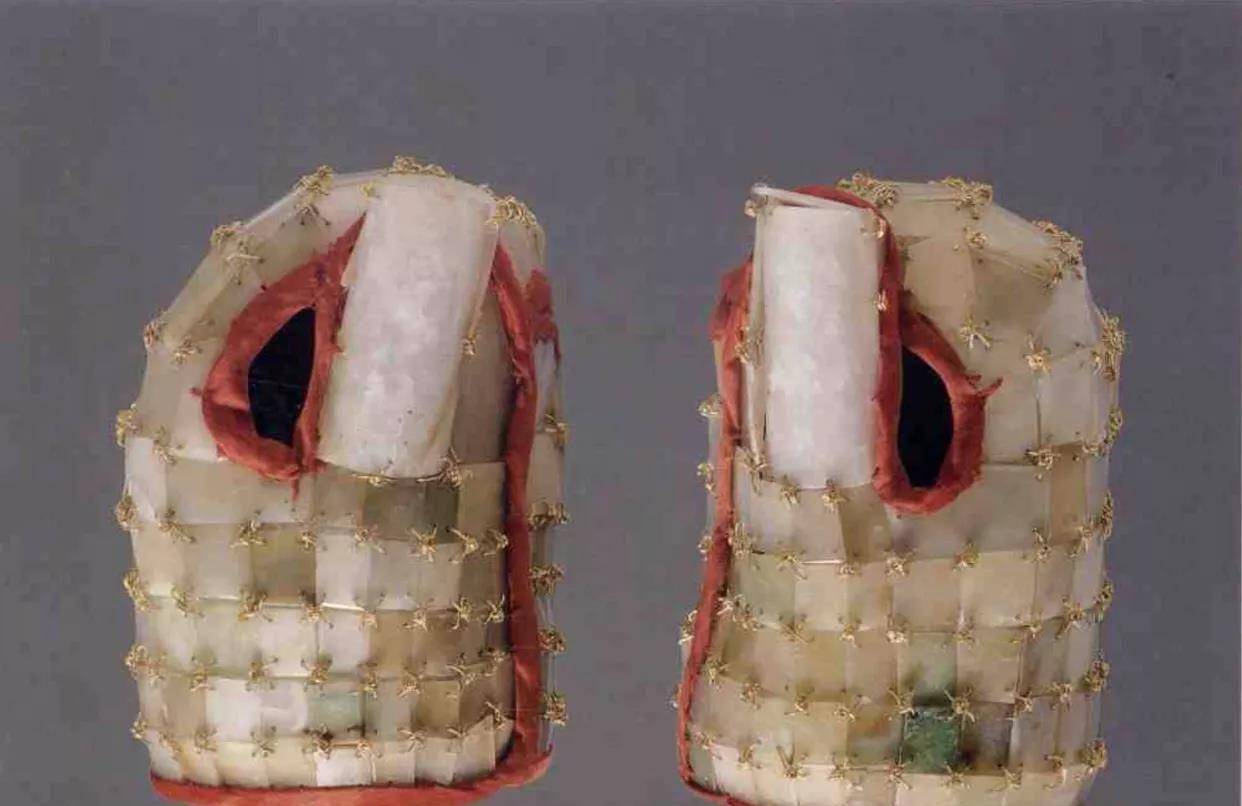 汉代王侯贵族的殓服金缕玉衣是怎么穿到身上的?是死前穿还是死后穿?