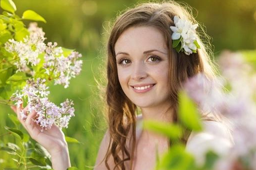 五,身体虚弱的女性多做耳部按摩,多梳头,多拍双肩,多搓搓两臂,起到