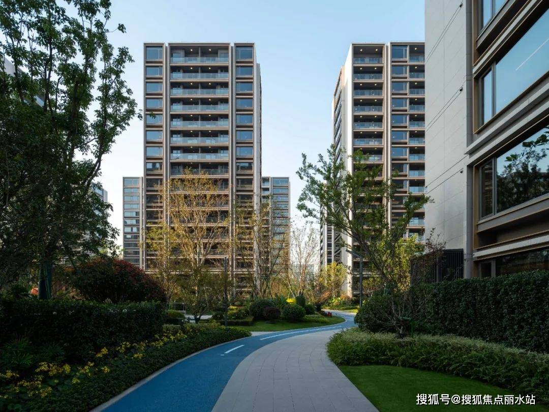 售楼中心首页网站→楼盘百科详情→24小时热线电话_绿城_泳池_生活