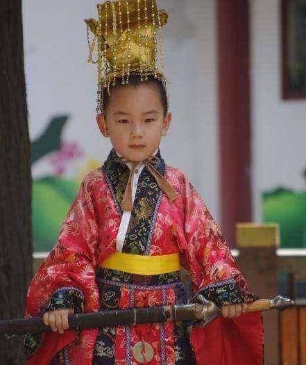 他是当朝帝师,第一个提议为岳飞平反,但因为儿子被骂到现在