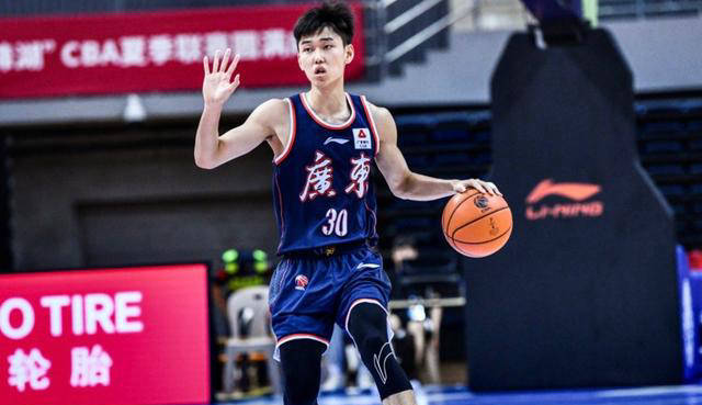 李奕臻身高1米94,是广东宏远青年队培养的新星,凭借出色的个人能力