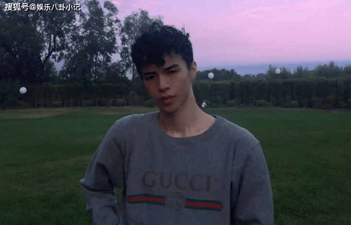 他是"军旅一哥",与发妻结婚33年零绯闻,儿子有才颜值高是歌手