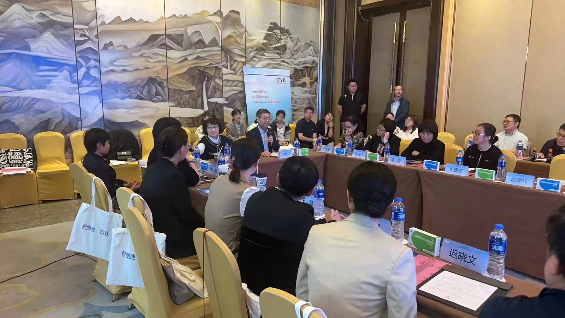 同时会议邀请了省内多位呼吸领域专家主持会议,包括哈医大二院王欣