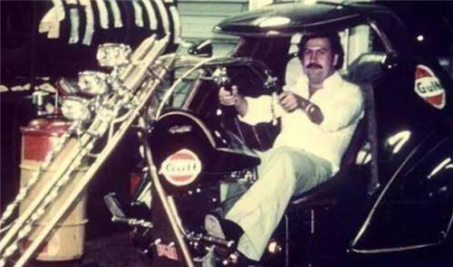 于此同时在巴勃罗·埃斯科巴最巅峰的时候,手下还有着一支4万人的部队