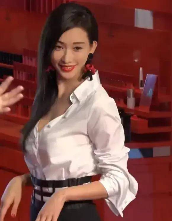 她胸前有淤青黑印幽默回应林志玲穿衣放得开,一袭红唇性感撩人,u领