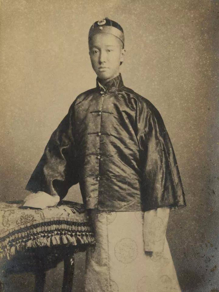 溥仪回故宫游玩,看见床头挂着一张照片,立刻找专家理论