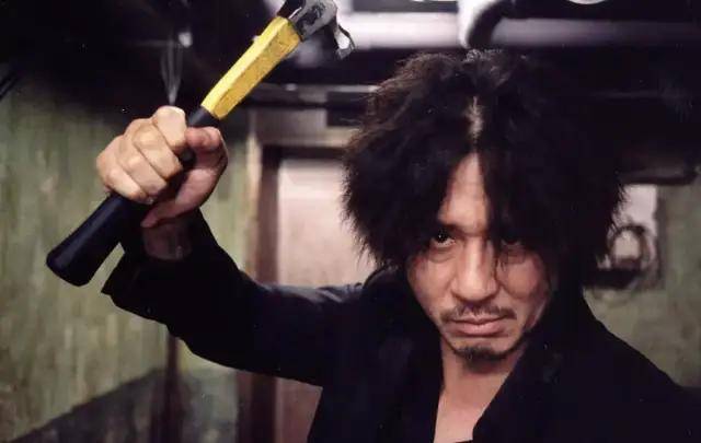 凭借精湛的演技,崔岷植将吴大修内心的痛苦,挣扎和最终的疯狂复仇都