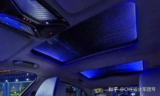 图 宝马7系星空氛围灯全景车顶照亮效果这种星空顶是做在玻璃上的