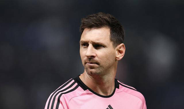 c罗同胞向梅西要球衣并合影,梅西慷慨应允