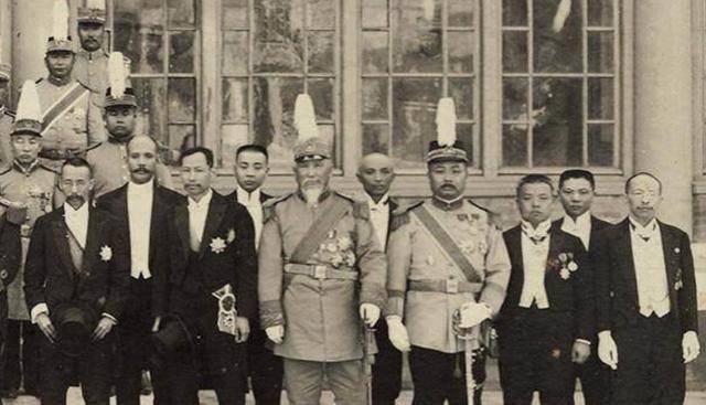 冯巩的太爷爷是冯国璋,曾担任民国大总统,但是他的爷爷更厉害
