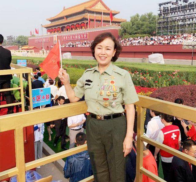 1984年大阅兵,受邀参加的18岁美女医护钟惠玲近况如何?