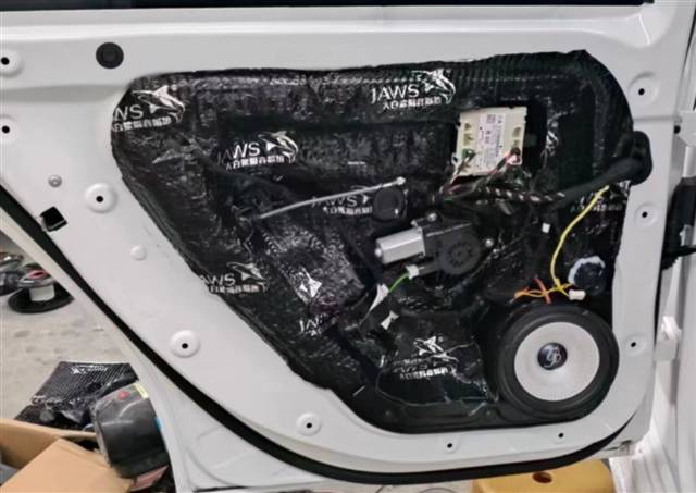 汕头汽车音响改装奔驰a200汽车音响升级柏林两分频,战斧pd10低音炮