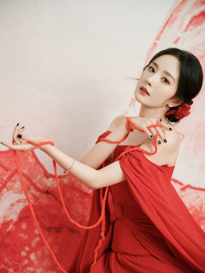 杨幂红色长裙身姿曼妙,再秀美背长腿性感撩人,姿态妩媚惹人爱