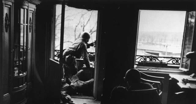 当然,不管如何争议,卡帕所拍摄的鲍曼的照片