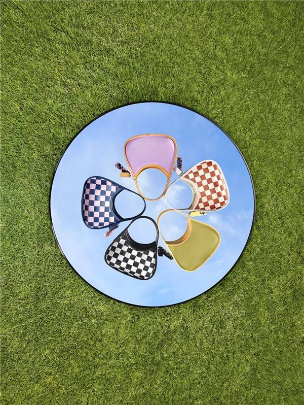 以原生的碎布料采用废料捆绑技术,实现大胆撞色,打造妙趣的编织图案