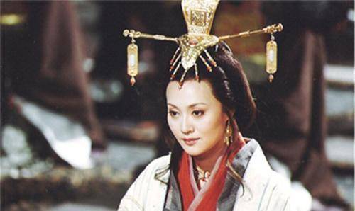 是童年阴影,还是怕人分走自己的权力?