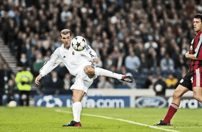 神奇挡出必进球,最后时刻勒沃库森门将布特头球弹地球却未能命中目标