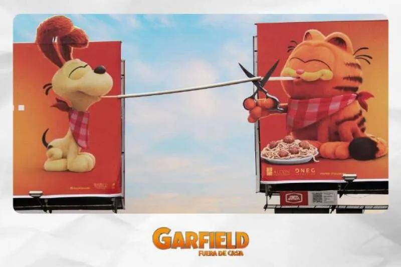 两块广告牌上,一幅画面展示了加菲猫与欧迪隔空并肩而坐,面前摆满了