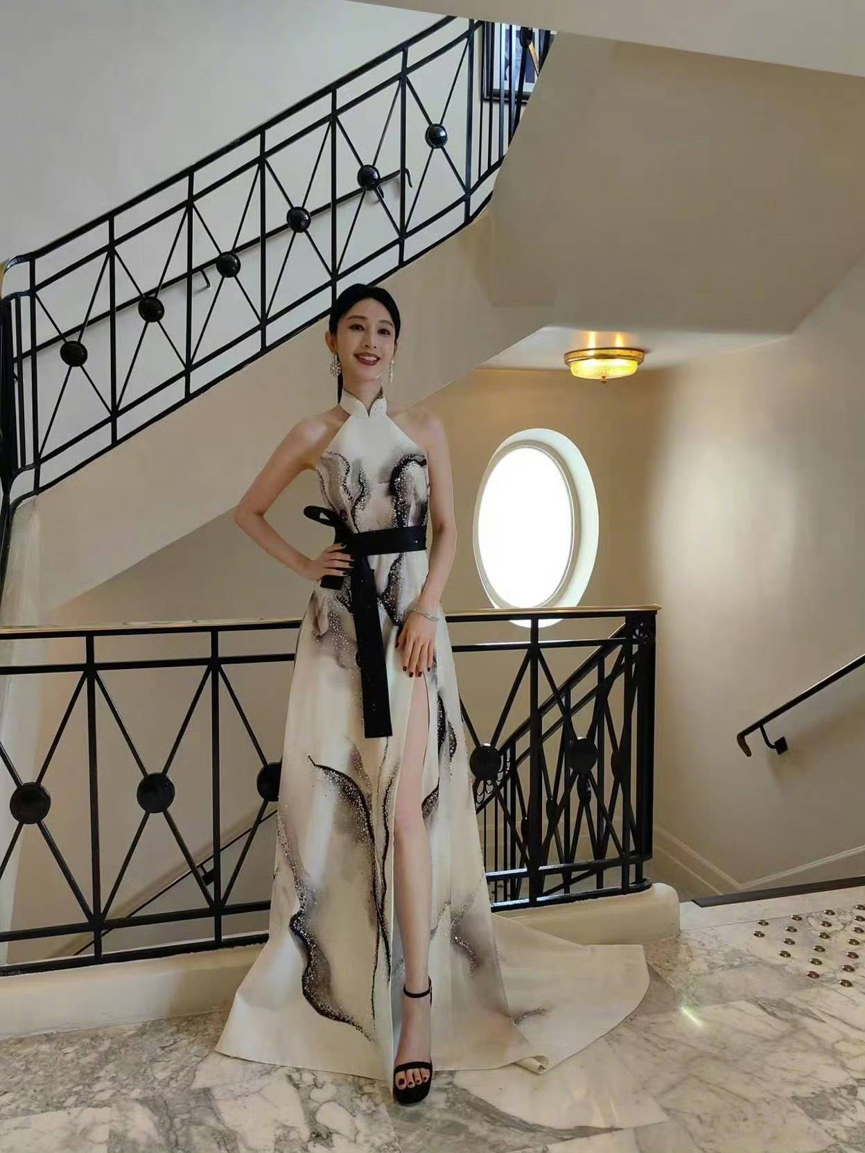 裙摆采用高开叉设计,张俪行走间,若隐若现的美腿若隐若现,让人遐想