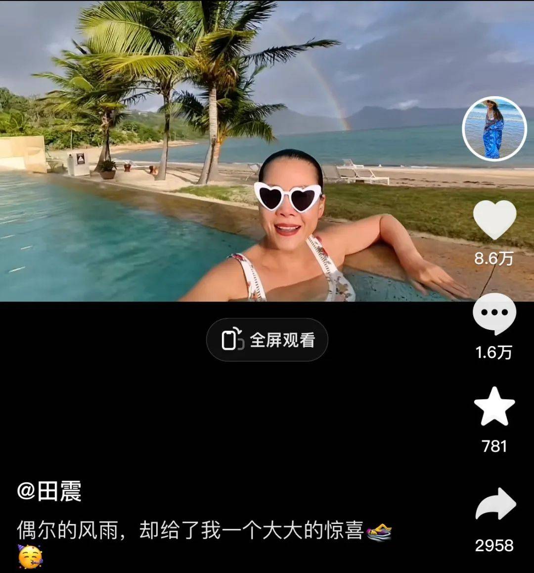 田震晒比基尼照!颁奖台上摔话筒撕那英,揭潜规则疑被封杀
