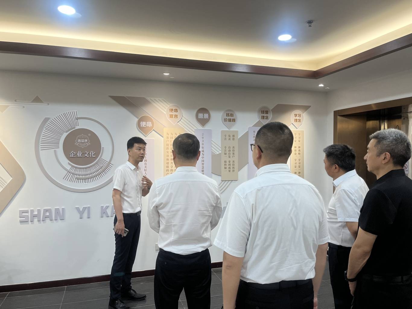 魏县长一行在陕药集团研究院党委书记,董事长任建平带领下,参观了研究