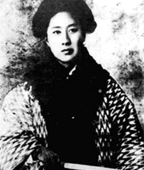门第,由于受到了父母的影响,因此她非常喜欢看书,尤其喜欢古典文学