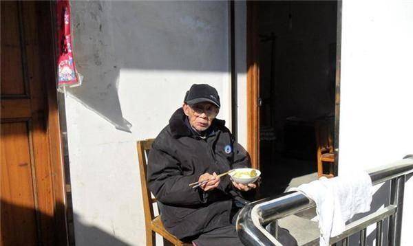 2014年,南京90岁痴呆老人跳冰河,被救后称"我还有任务没完成"_孙秀