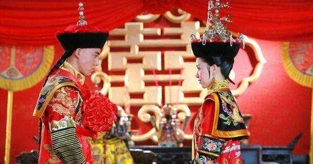 拿清朝来说,皇帝结婚当晚和妻子住的房间并不是他的寝宫,而是将坤宁宫