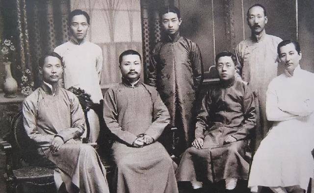 杜月笙死后风光大葬,墓地却无人打扫,破败不堪,青苔爬满了走道_李开明